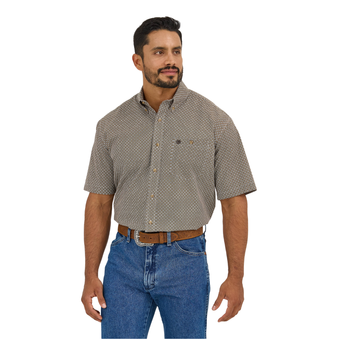 Wrangler Men's Classic Relaxed Fit Brown Shirt