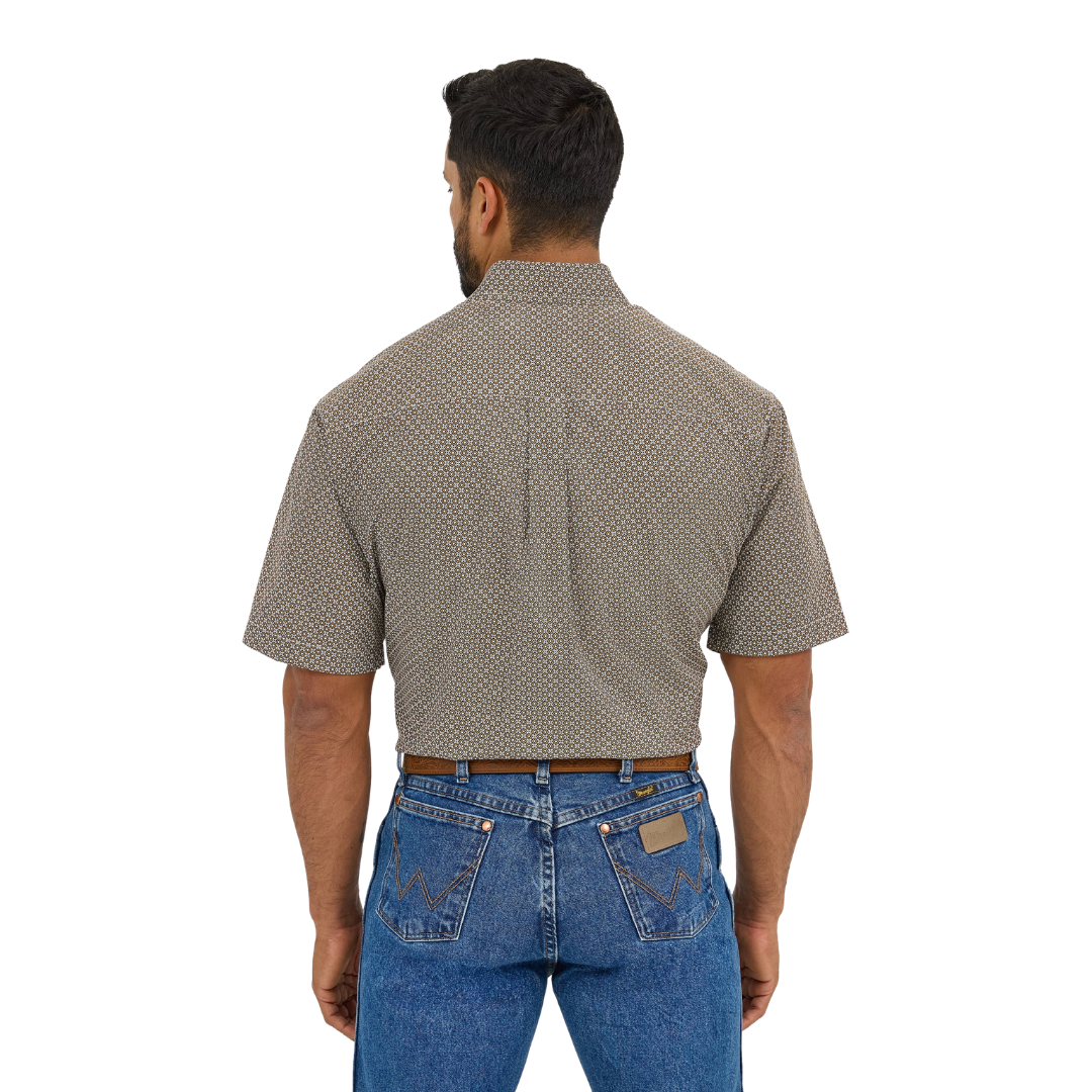 Wrangler Men's Classic Relaxed Fit Brown Shirt